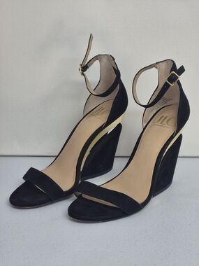 JLO Jennifer Lopez Janess Wedge Sandals  Suede Gold Accent Heel 7M Minimalist